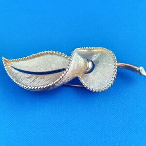 Vintage mid century gold tone leaf pin florentine finish MCM brooch